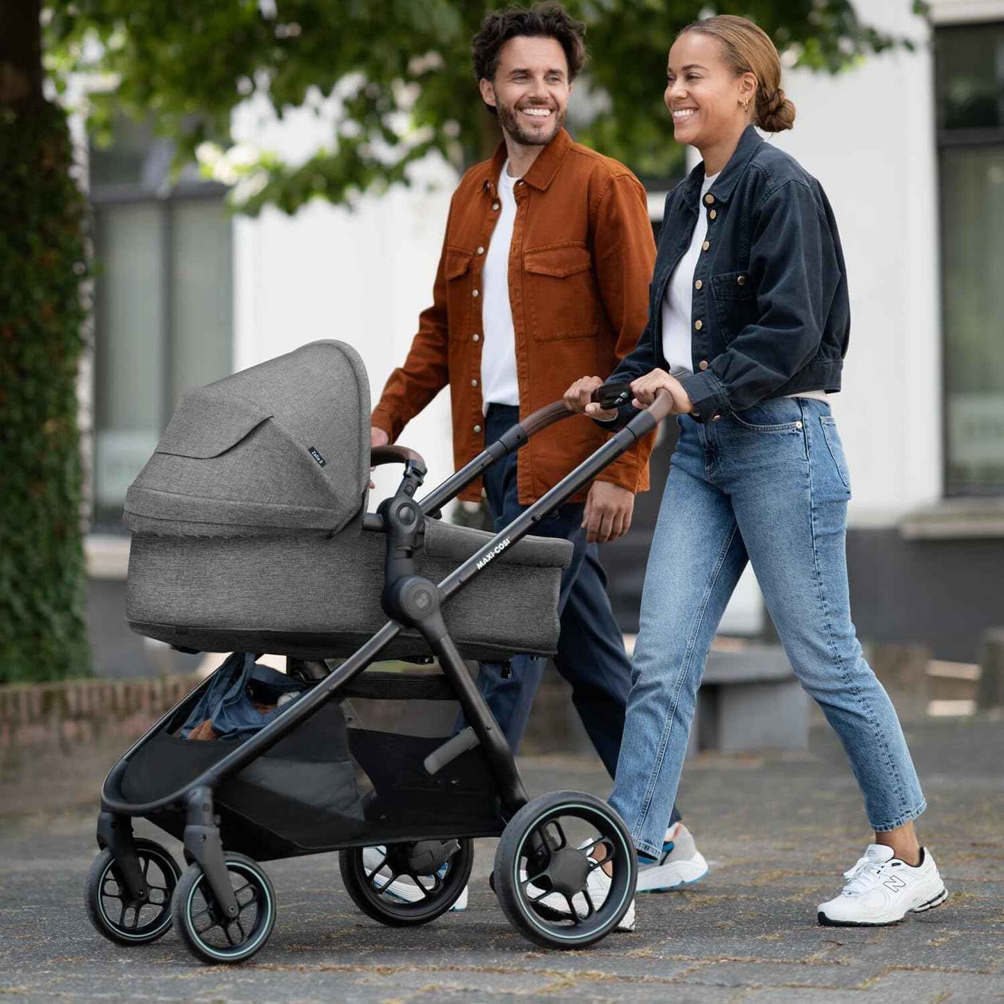 Maxi-Cosi Zelia S Trio 3-in-1 Prams Travel System, 0 - 4 Years, Up to 22 kg, Foldable, Compact and Reclining Baby Pushchair, with CabrioFix S i-Size Baby Car Seat, Accessories, Nursery Bag, Grey