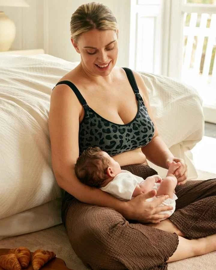 Momcozy DEX - 4-in-1 Hands Free Seamless Stretch Fabric Pumping Bra XL .