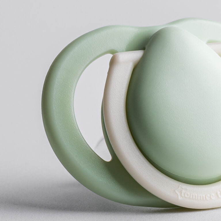 Tommee Tippee 2 × Newborn Silicone Soothers – 0–2 Months, Orthodontic Pacifiers for Boys & Girls, BPA‑Free