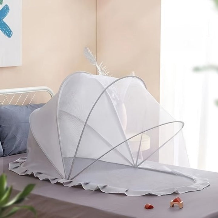 Foldable mosquito net for cots, hexagonal design.